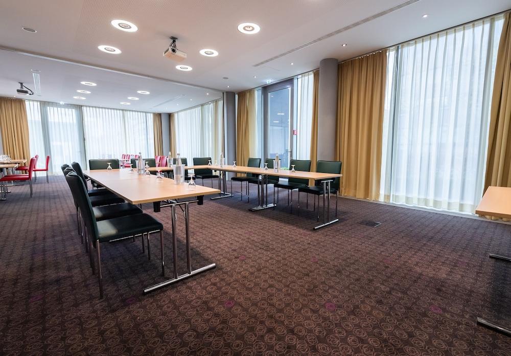Отель Doubletree By Hilton Frankfurt Niederrad Франкфурт-на-Майне Экстерьер фото