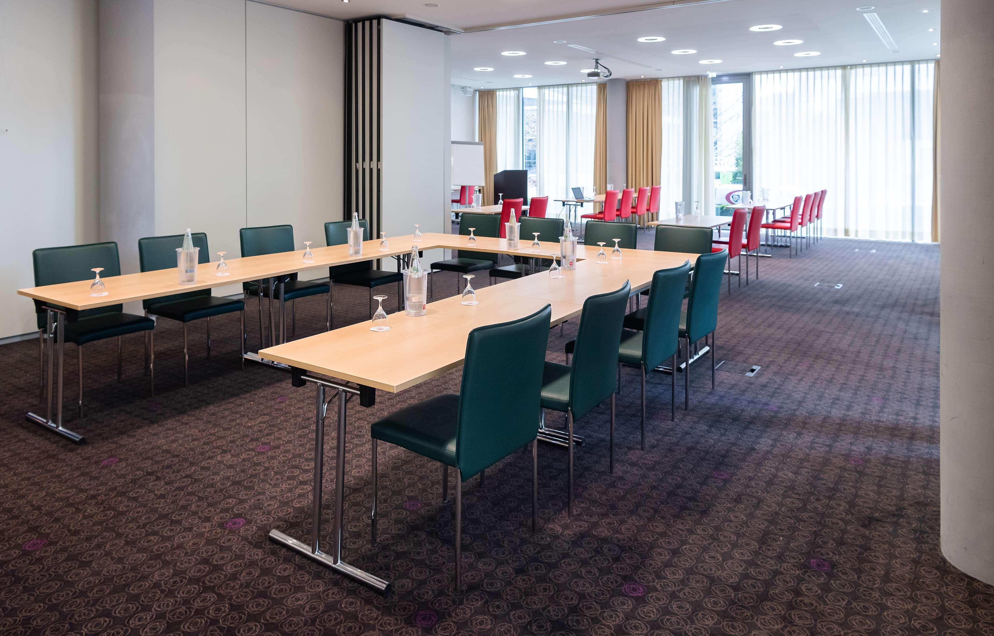 Отель Doubletree By Hilton Frankfurt Niederrad Франкфурт-на-Майне Экстерьер фото
