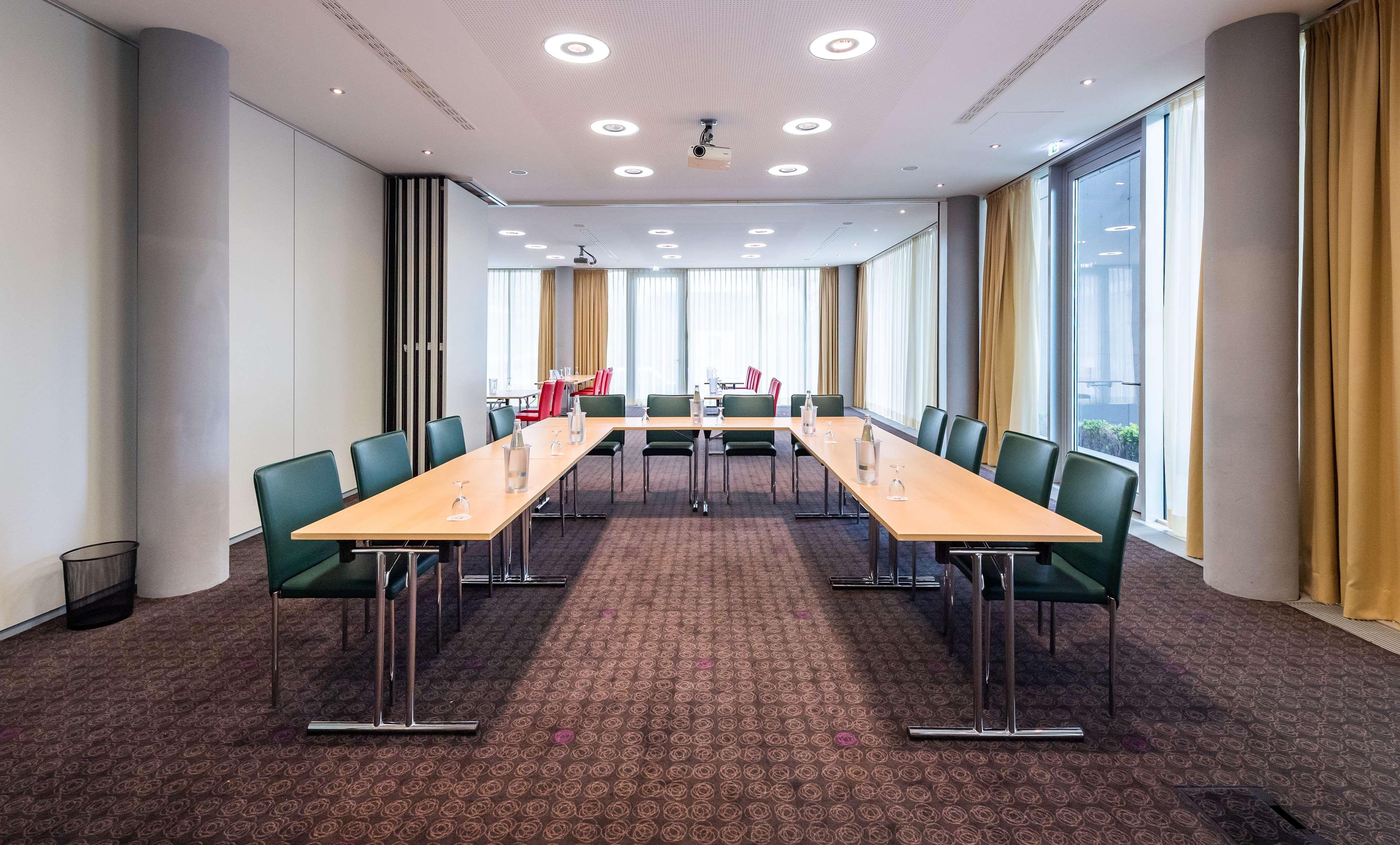 Отель Doubletree By Hilton Frankfurt Niederrad Франкфурт-на-Майне Экстерьер фото