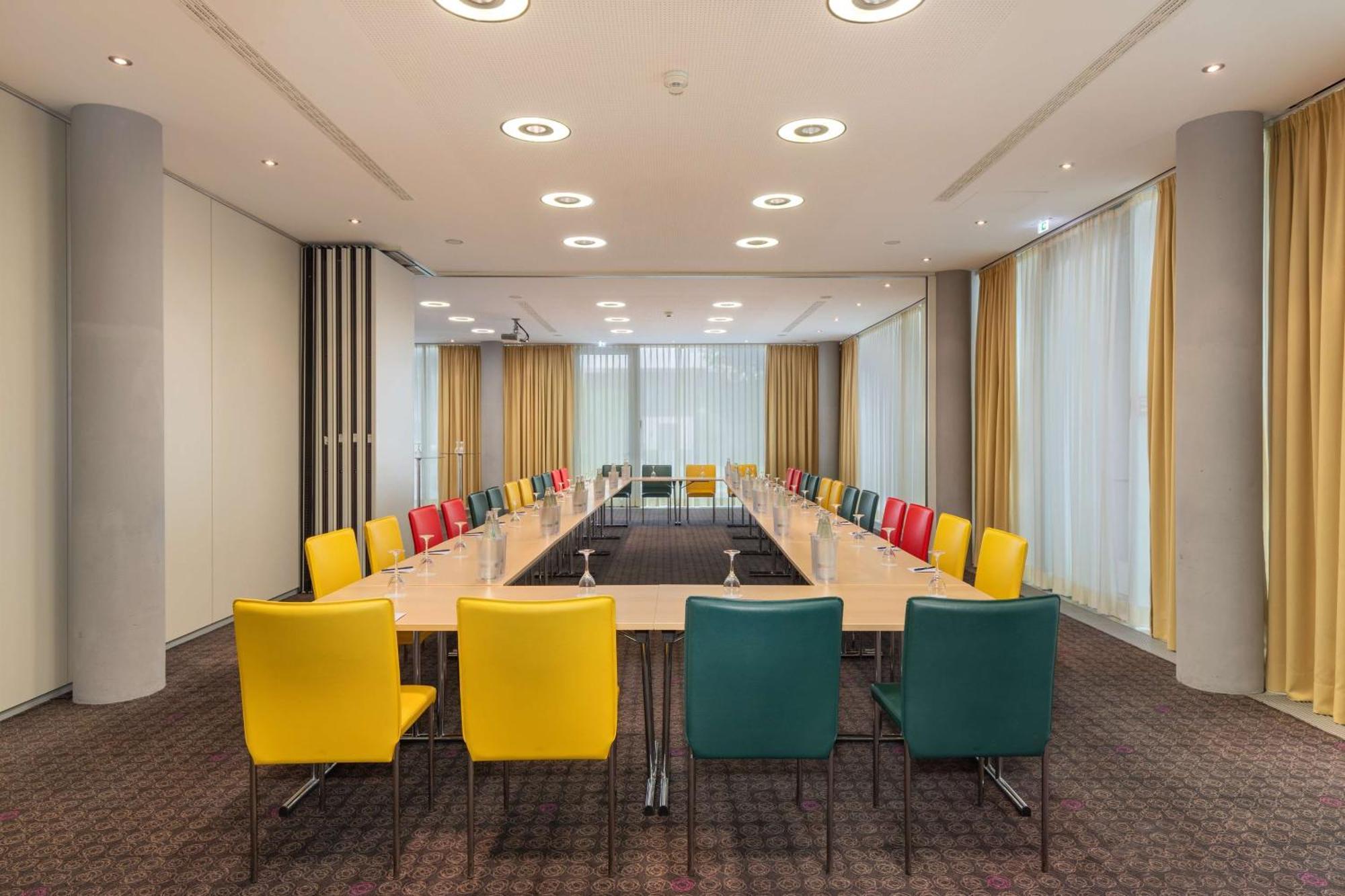 Отель Doubletree By Hilton Frankfurt Niederrad Франкфурт-на-Майне Экстерьер фото