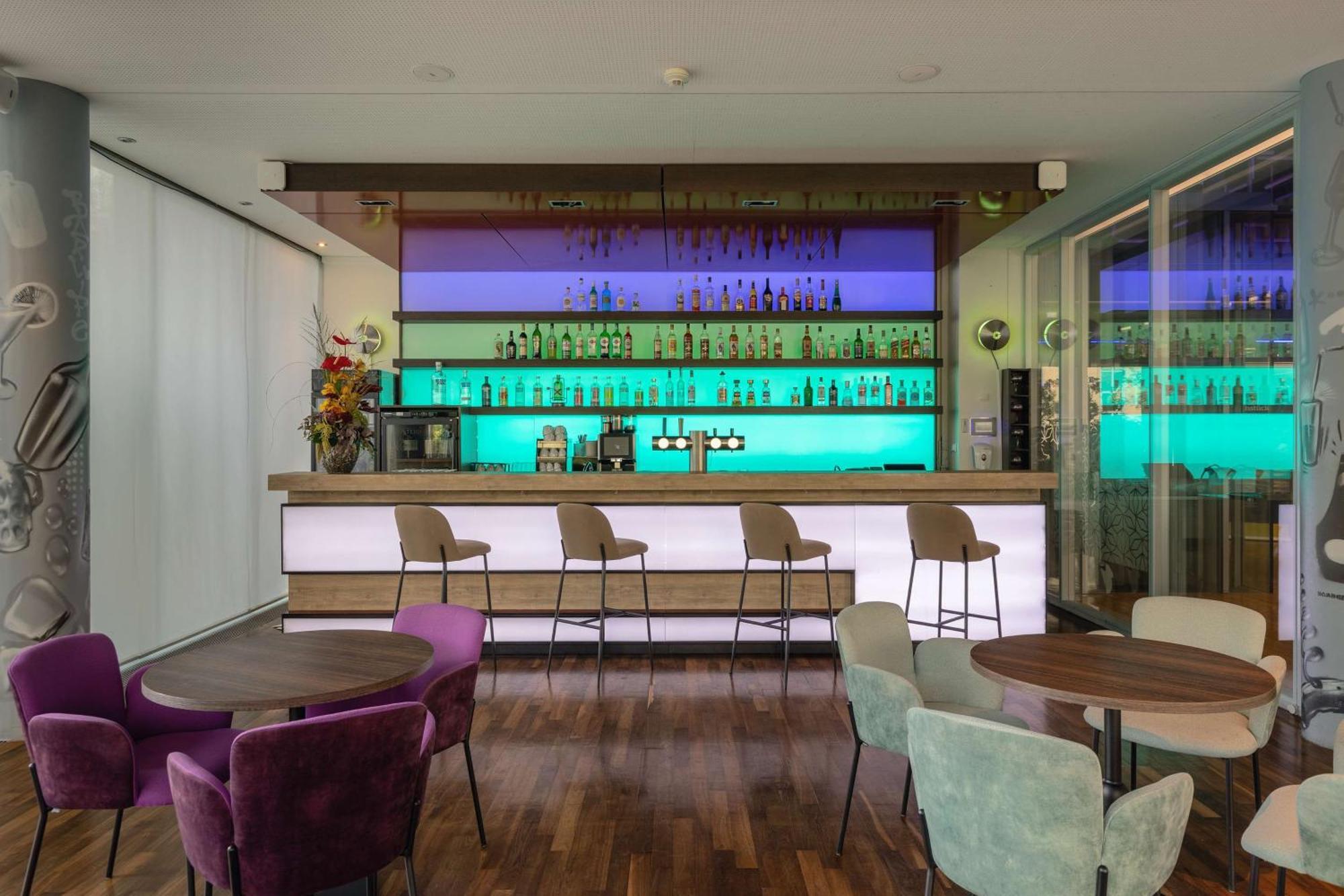 Отель Doubletree By Hilton Frankfurt Niederrad Франкфурт-на-Майне Экстерьер фото