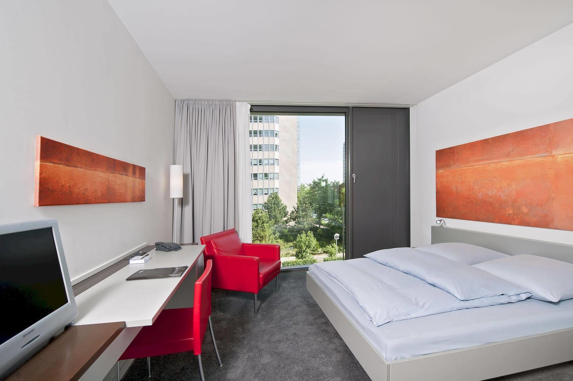 Отель Doubletree By Hilton Frankfurt Niederrad Франкфурт-на-Майне Экстерьер фото
